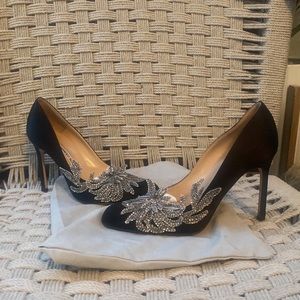 EUC Manolo Blahnik R.Swan Black Satin Embellished Pumps